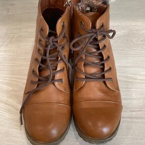 Pipperdoodles Camel Boots with Bows Girls lace up boots big girl size 4